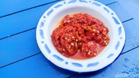 Meskipun sudah disajikan dengan kuah sambal yang pedas tapi ada juga sambal andalannya. Sambal di Superames terdiri dari dua jenis yakni sambal terasi dan sambal bawang. Foto: detikFood/Devi S. Lestari