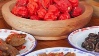 Untuk yang suka pedas bisa tambah sambal bawang yang pedasnya tak main-main. Selain menggunakan cabai rawit merah, sambal bawang di sini ditambah cabai Carolina Reaper. Bisa disebut sambal bawang ini merupakan sambal terpedas di dunia. Foto: detikFood/Devi S. Lestari