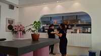 Kafe atau restoran yang sekaligus memiliki tempat nyaman untuk bekerja ini begitu dicari. Walaupun lelah bekerja, setidaknya ada makanan lezatdan minuman yang menyegarkan yang akan langsung datang ketika dipesan. Foto: detikcom/Diah Afrilian