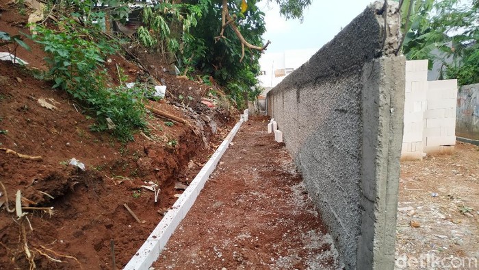 Tembok di Kampung Bulak, Serua, Tangsel, 8 September 2021. (Athika Rahma/detikcom)