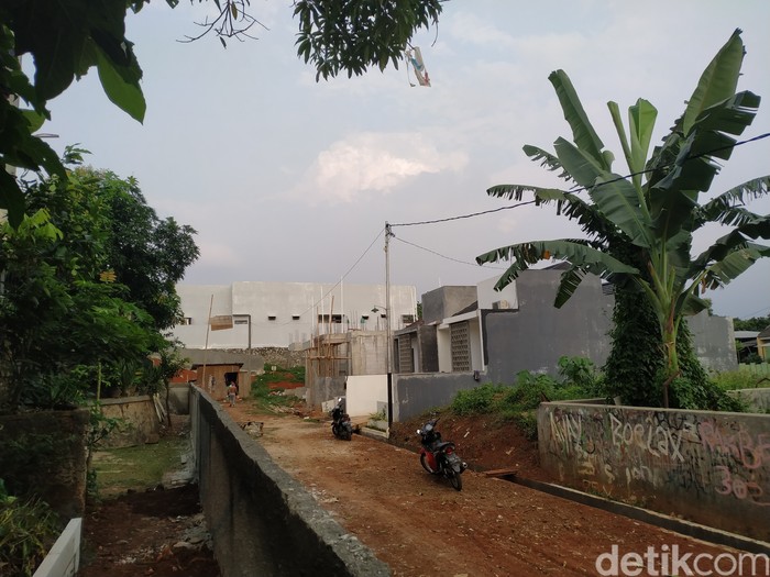 Tembok di Kampung Bulak, Serua, Tangsel, 8 September 2021. (Athika Rahma/detikcom)