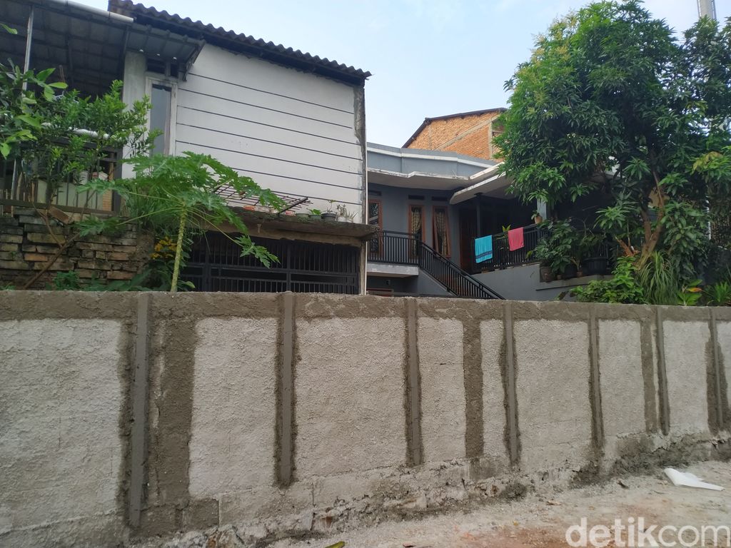 Tembok di Kampung Bulak, Serua, Tangsel, 8 September 2021. (Athika Rahma/detikcom)