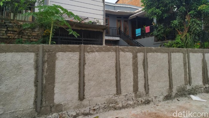 Tembok di Kampung Bulak, Serua, Tangsel, 8 September 2021. (Athika Rahma/detikcom)