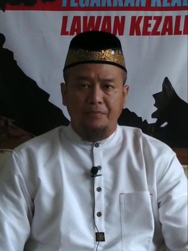Ustaz yang foto bersama 5 polisi mengangkat poster di Lampung memberi klarifikasi. Dia juga meminta maaf. (dok Istimewa)