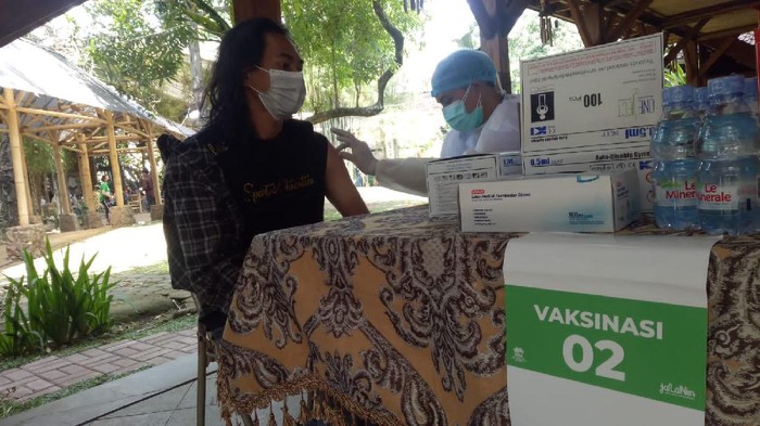 Vaksinasi COVID-19 di Bandung