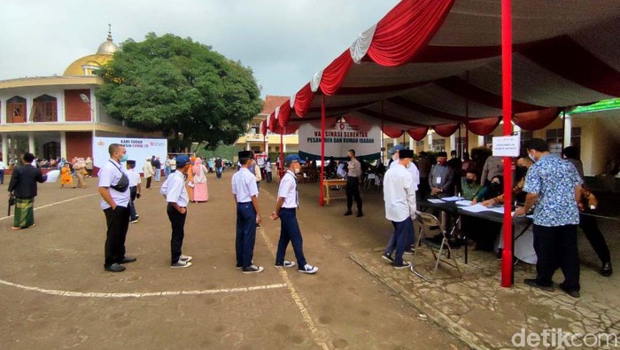 Kabupaten Ciamis gencar melakukan vaksinasi COVID-19 massal untuk warganya. Kali ini vaksinasi COVID-19 itu sasar santri dan masyarakat di kawasan Cijeungjing.