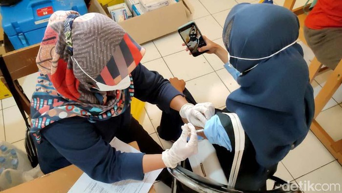 Kabupaten Ciamis gencar melakukan vaksinasi COVID-19 massal untuk warganya. Kali ini vaksinasi COVID-19 itu sasar santri dan masyarakat di kawasan Cijeungjing.