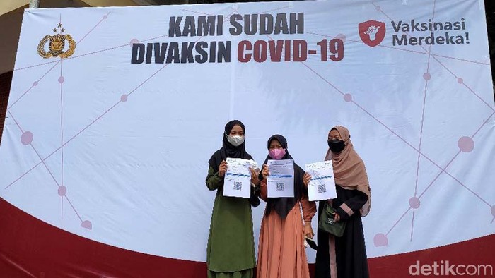 Kabupaten Ciamis gencar melakukan vaksinasi COVID-19 massal untuk warganya. Kali ini vaksinasi COVID-19 itu sasar santri dan masyarakat di kawasan Cijeungjing.