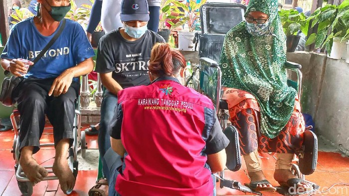 Vaksinasi door to door dilakukan di Kabupaten Karawang. Para relawan menghampiri warga untuk disuntik vaksin, dari Lansia hingga disabilitas.