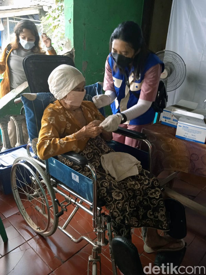 Vaksinasi door to door dilakukan di Kabupaten Karawang. Para relawan menghampiri warga untuk disuntik vaksin, dari Lansia hingga disabilitas.