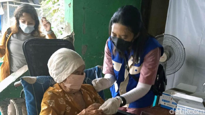 Vaksinasi door to door dilakukan di Kabupaten Karawang. Para relawan menghampiri warga untuk disuntik vaksin, dari Lansia hingga disabilitas.