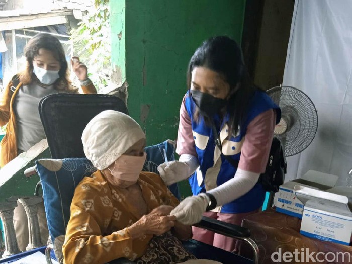 Vaksinasi door to door dilakukan di Kabupaten Karawang. Para relawan menghampiri warga untuk disuntik vaksin, dari Lansia hingga disabilitas.