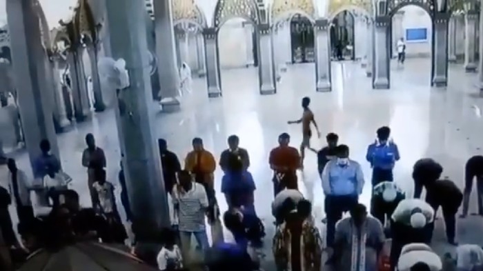 Video seorang pria yang disebut menyerang imam saat memimpin salat magrib viral di medisos. Polisi membantah terjadi penyerangan (Screenshot video viral)