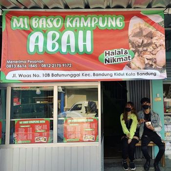 Viral penjual bakso di Bandung mirip artis Korea.