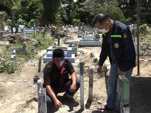 Viral Warga Polman Temukan Botol Berisi 7 Foto Wanita Tertanam di Kuburan