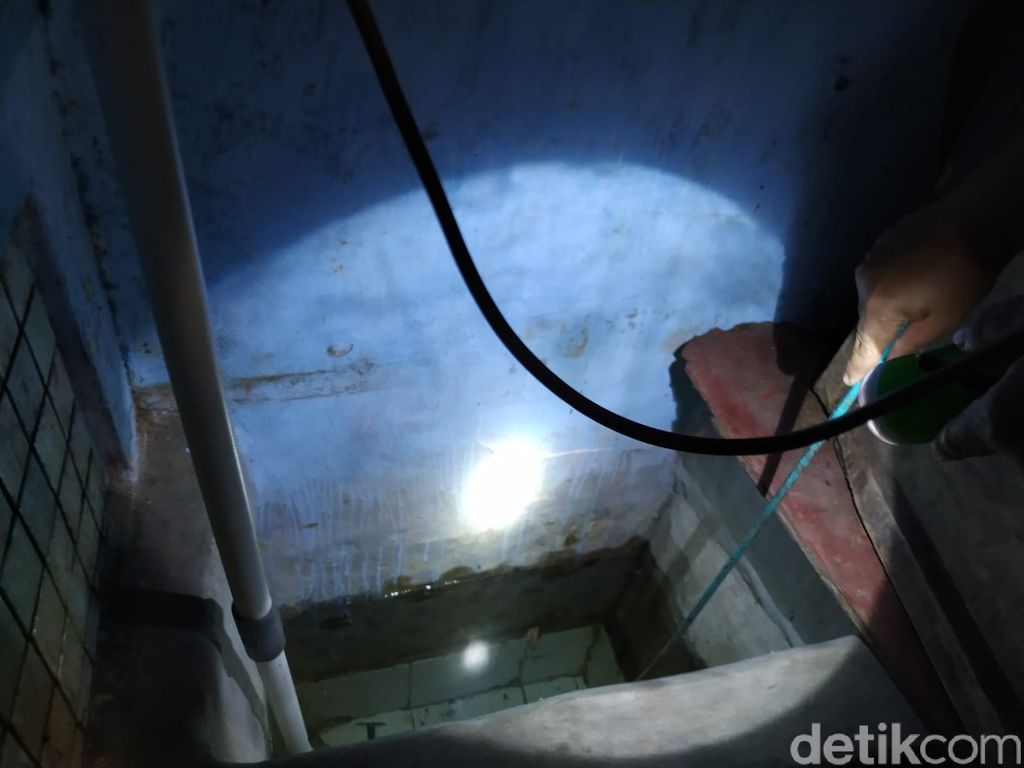 Air bersih dari PAM Jaya sudah mengalir kembali di permukiman Jl Pademangan III dan IV, Pademangan Timur, Jakut, 9 September 2021. (Athika Rahma/detikcom) Air bersih dari PAM Jaya sudah mengalir kembali di permukiman Jl Pademangan III dan IV, Pademangan Timur, Jakut, 9 September 2021. (Athika Rahma/detikcom)