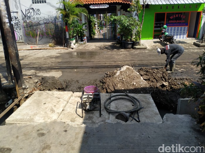 Air bersih dari PAM Jaya sudah mengalir kembali di permukiman Jl Pademangan III dan IV, Pademangan Timur, Jakut, 9 September 2021. (Athika Rahma/detikcom)