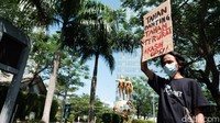 Massa dari Divers Clean Action, Econusa, Gerakan Diet Kantong Plastik, Greenpeace Indonesia, Indorelawan, Pandu Laut Nusantara, Pulau Plastik, dan Walhi Jakarta membawa spanduk berisi pesan menolak plastik sekali pakai.