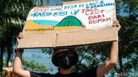Aksi digelar secara damai.