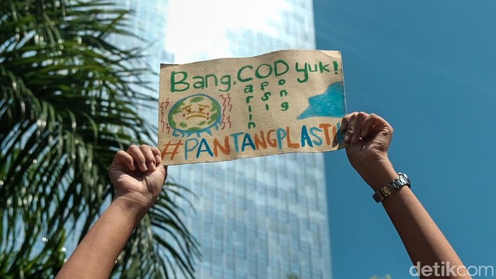Massa menggelar aksi damai menolak penggunaan plastik sekali pakai di depan gedung salah satu perusahaan e-commerce. Aksi ini bertepatan dengan pesta diskon 9 September atau 9.9.