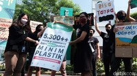 Dalam aksinya, massa menuntut pihak e-commerce dan marketplace tidak menggunakan plastik sekali pakai dalam kemasan barangnya.