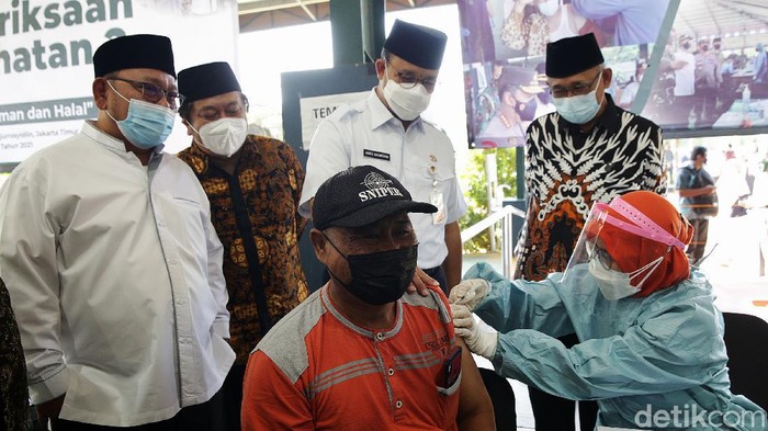 Anies Baswedan Tinjau Vaksinasi di Ponpes Minhaajurrosyidin Gubernur DKI Jakarta Anies Baswedan bersama Ketua Umum Lembaga Dakwah Islam Indonesia (LDII), KH Chriswanto Santoso meninjau sentra vaksin di Pondok Pesantren Minhaajurrosyidin, Lubang Buaya, Jakarta Timur, Kamis (9/9/2021). Sebanyak 50.000 santri dan warga sekitar pondok pesantren telah divaksinasi COVID 19 di sentra vaksinasi ponpes Minhaajurrosyidin. Hari ini dilaksanakan pemberian vaksin dosis ke 2 dengan kapasistas 1500 orang.