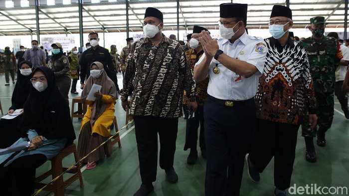 Anies Baswedan Tinjau Vaksinasi di Ponpes Minhaajurrosyidin Gubernur DKI Jakarta Anies Baswedan bersama Ketua Umum Lembaga Dakwah Islam Indonesia (LDII), KH Chriswanto Santoso meninjau sentra vaksin di Pondok Pesantren Minhaajurrosyidin, Lubang Buaya, Jakarta Timur, Kamis (9/9/2021). Sebanyak 50.000 santri dan warga sekitar pondok pesantren telah divaksinasi COVID 19 di sentra vaksinasi ponpes Minhaajurrosyidin. Hari ini dilaksanakan pemberian vaksin dosis ke 2 dengan kapasistas 1500 orang.