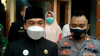 Bupati Batang, Wihaji, mengapresiasi perjuangan Ardy. Dinas Kominfo akan digandeng untuk memesan aplikasi layanan warga masyarakat Batang. Pihaknya juga akan mendukung kebutuhan komputer sesuai dengan kemampuan Pemkab Batang. (Foto: Robby Bernardi/detikcom)