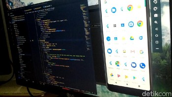 Ia belajar coding, bahasa pemrograman maupun membangun sebuah website dan merancang aplikasi dengan memanfaatkan layanan sejumlah platform berbasis Android, IOS, Windows dan Linux. (Foto: Robby Bernardi/detikcom)