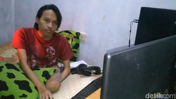 Ardy kepada detikcom, mengaku kemampuannya dalam membuat coding sebuah aplikasi ia dapat dari belajar melalui YouTube (Foto: Robby Bernardi/detikcom)