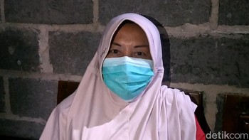 Gunarsih, ibu Ardy menyebut, anaknya mengalami kelumpuhan sejak di bangku kelas 4 sekolah dasar, karena divonis TBC tulang. (Foto: Robby Bernardi/detikcom)