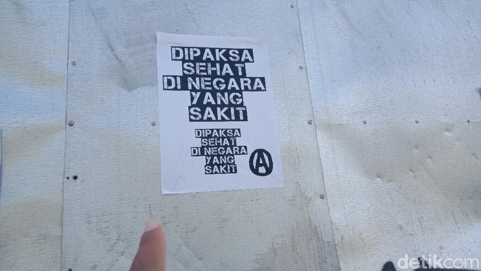 Baliho Puan Ditempel Selebaran 'Dipaksa Sehat di Negara Sakit' Selebaran bertuliskan 'Dipaksa Sehat di Negara Sakit' kembali muncul di Klaten. Kali ini selebaran itu nempel di baliho Puan Maharani.