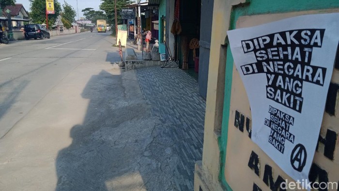 Selebaran bertuliskan 'Dipaksa Sehat di Negara Sakit' kembali muncul di Klaten. Kali ini selebaran itu nempel di baliho Puan Maharani.
