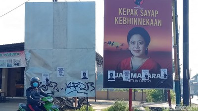 Baliho Puan Ditempel Selebaran Dipaksa Sehat di Negara Sakit