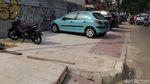 Baru Saja Rampung, Trotoar Tebet Langsung Jadi Parkiran