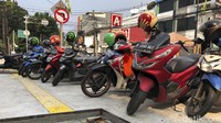 Diketahui proyek peningkatan trotoar oleh SUDIN Bina Marga DKI Jakarta itu masih berlanjut, proyek itu telah dimulai sejak 27 Juli 2021.