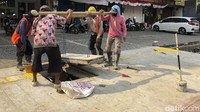 Sementara proyek trotoar itu bakal dikebut hingga 24 Oktober 2021, meski masih berlanjut kesadaran para pemilik kendaraan nampak sangat miris.