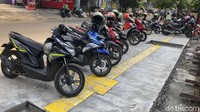 Sejumlah motor terparkir di trotoar kawasan Tebet, Jakarta, Kamis (9/9/2021).