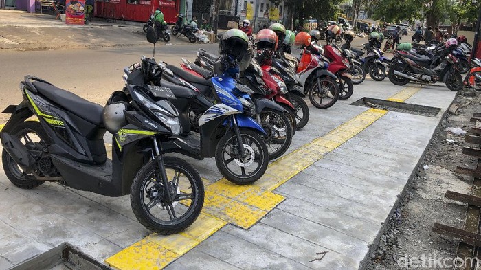 Baru Saja Rampung, Trotoar Tebet Langsung Jadi Parkiran Proyek revitalisasi trotoar di kawasan Tebet, Jakarta, baru saja rampung. Namun, fungsinya langsung berubah menjadi lahan parkir liar.