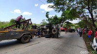 Truk itu baru berhenti setelah terguling usai menabrak tujuh kendaraan. 