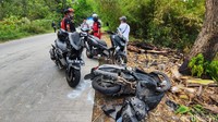 Motor mengalami rusak parah usai ditabrak oleh truk pengangkut air.