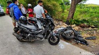 Setidaknya empat orang meninggal dunia di lokasi. Tiga di antaranya merupakan seorang pria dan wanita beserta balita yang berboncengan dengan sepeda motor matik.