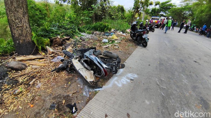 Kecelakaan beruntun yang melibatkan sebuah truk dengan 3 mobil dan 4 motor terjadi di tanjakan Sigar Bencah, Kota Semarang. Begini kondisi kendaraan yang terlibat kecelakaan.