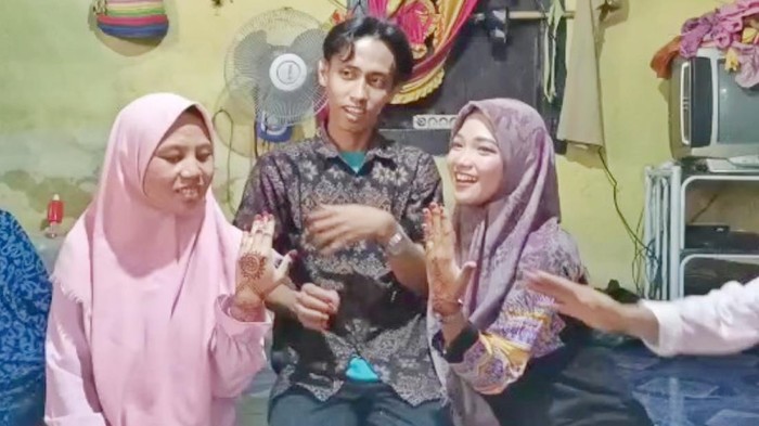 Bujang di Sumsel Ini NIkahi Dua Gadis Sekaligus Seorang pria di Empat Lawang, Sumsel, mendadak viral di medsos. Pria perjaka itu viral karena menikahi dua gadis skaligus Linda (20 dan Vivin (19) di waktu yang sama.