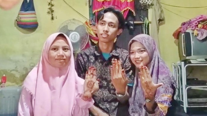 Seorang pria di Empat Lawang, Sumsel, mendadak viral di medsos. Pria perjaka itu viral karena menikahi dua gadis skaligus Linda (20 dan Vivin (19) di waktu yang sama.