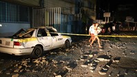 Gubernur negara bagian Guerrero, Hector Astudillo mengatakan kepada Milenio TV, bahwa seorang pria tewas ketika tiang listrik menimpanya di kota terdekat Coyuca de Benitez. AP Photo/Bernardino Hernandez  