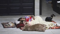 Penduduk setempat tidur di luar rumah mereka setelah gempa kuat di Acapulco, Meksiko, Rabu (8/9/2021) waktu setempat. AP Photo/Bernardino Hernandez  