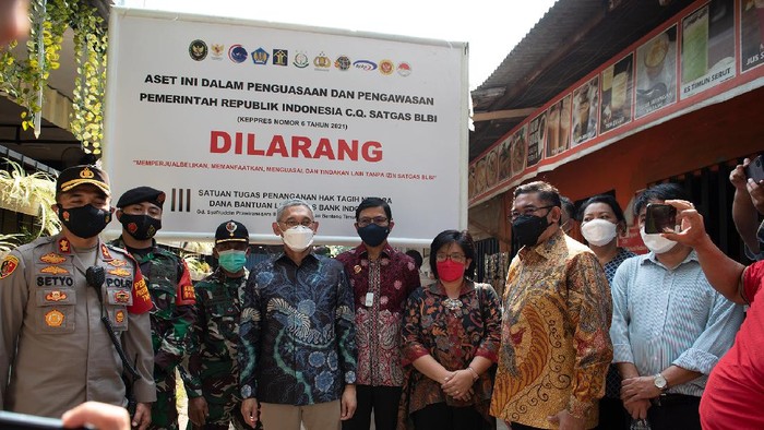 Satgas Penanganan Hak Tagih Negara Dana BLBI kembali menyita aset terkait utang piutang negara. Aset yang kini dikuasai negara itu baru saja dipasang plang.