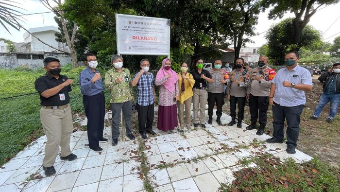 Satgas Penanganan Hak Tagih Negara Dana BLBI kembali menyita aset terkait utang piutang negara. Aset yang kini dikuasai negara itu baru saja dipasang plang.