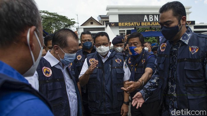 DKI Kebut 2,7 Juta Warga yang Belum Divaksin Gubernur DKI Jakarta Anies Baswedan berharap 2,7 juta warga DKI segera melaksanakan vaksinasi agar kekebalan komunal (herd immunity) dapat segera terbentuk.